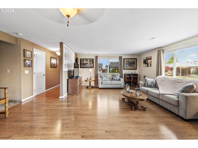 200 S CASCADE Dr, Woodburn, OR 97071