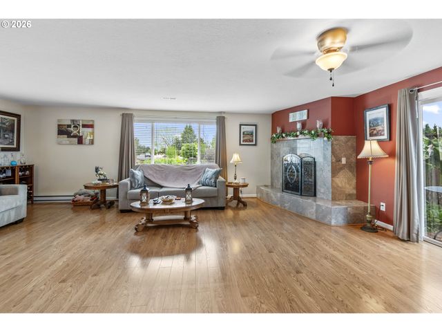 200 S CASCADE Dr, Woodburn, OR 97071