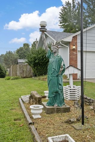 1160 East Highpoint Street, Springfield, MO 65810