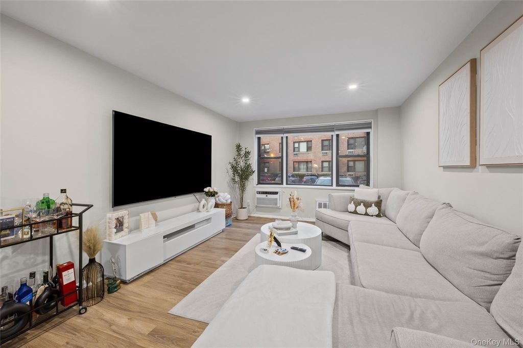 1 Birchwood Court 1B, Mineola, NY 11501 — photo 3