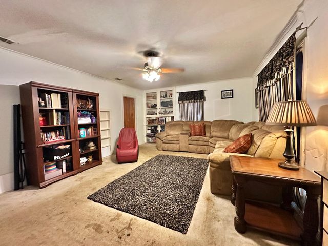 615 Carlisle Dr, Kilgore, TX 75662