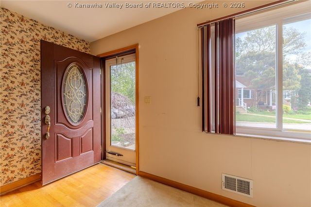 8 Vest Place, Charleston, WV 25314