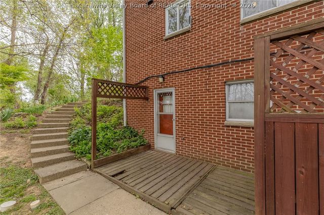 8 Vest Place, Charleston, WV 25314