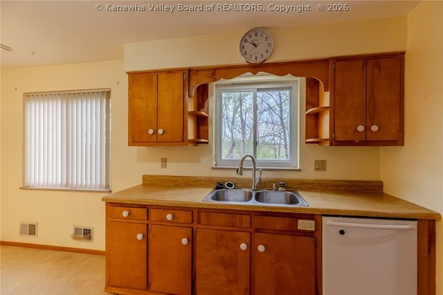 8 Vest Place, Charleston, WV 25314