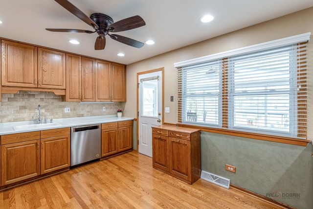 1802 W Pheasant Trail, Mount Prospect, IL 60056