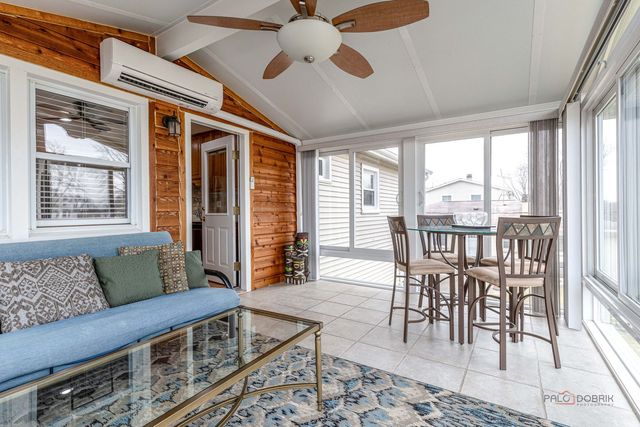 1802 W Pheasant Trail, Mount Prospect, IL 60056