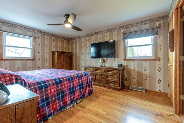 1802 W Pheasant Trail, Mount Prospect, IL 60056