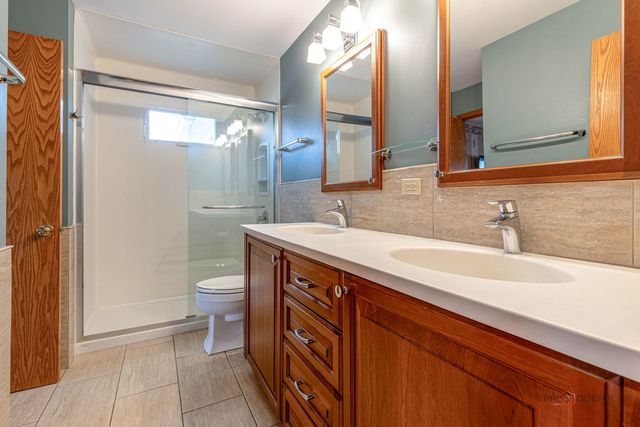 1802 W Pheasant Trail, Mount Prospect, IL 60056