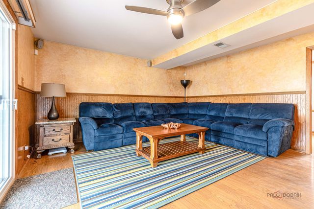 1802 W Pheasant Trail, Mount Prospect, IL 60056