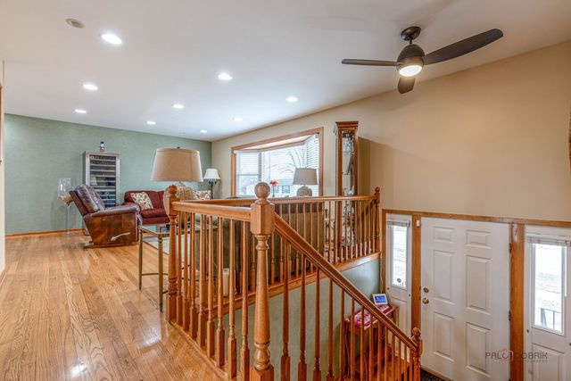 1802 W Pheasant Trail, Mount Prospect, IL 60056