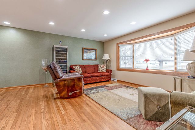 1802 W Pheasant Trail, Mount Prospect, IL 60056