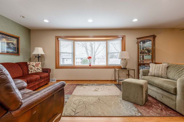 1802 W Pheasant Trail, Mount Prospect, IL 60056