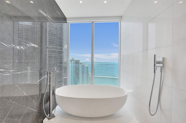 300 Biscayne Boulevard Way 3304C, Miami, FL 33131