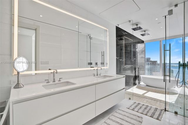300 Biscayne Boulevard Way 3304C, Miami, FL 33131