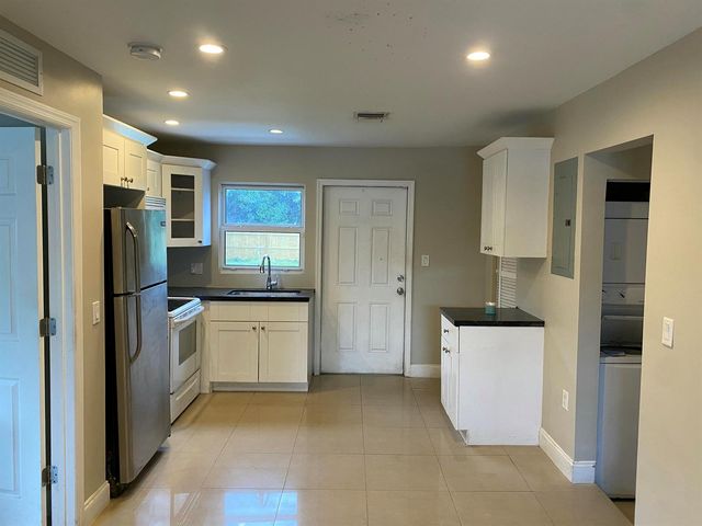638 SW 7TH Avenue, Delray Beach, FL 33444