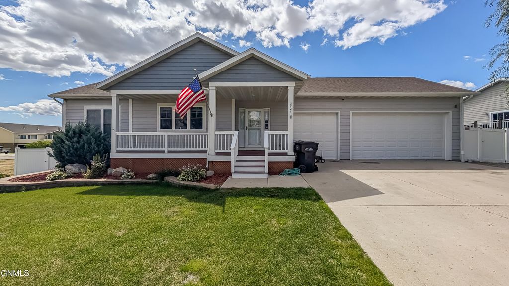 3225 Prairie Commons Street, Williston, ND 58801 photo 2