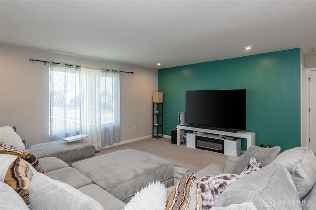 766 Hunters Run Drive, Brookville, OH 45309