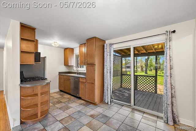 2795 Woodbury Street, Walled Lake, MI 48390