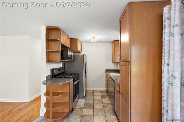 2795 Woodbury Street, Walled Lake, MI 48390