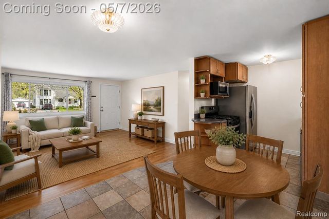2795 Woodbury Street, Walled Lake, MI 48390
