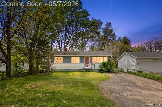 2795 Woodbury Street, Walled Lake, MI 48390