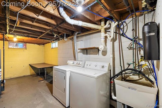 2795 Woodbury Street, Walled Lake, MI 48390