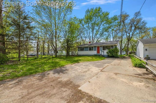 2795 Woodbury Street, Walled Lake, MI 48390