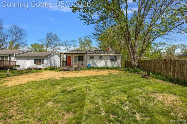 2795 Woodbury Street, Walled Lake, MI 48390