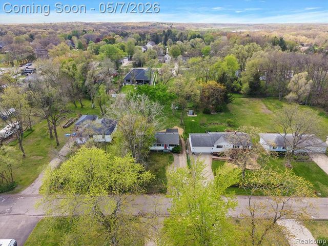 2795 Woodbury Street, Walled Lake, MI 48390