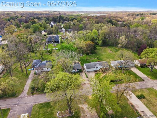 2795 Woodbury Street, Walled Lake, MI 48390
