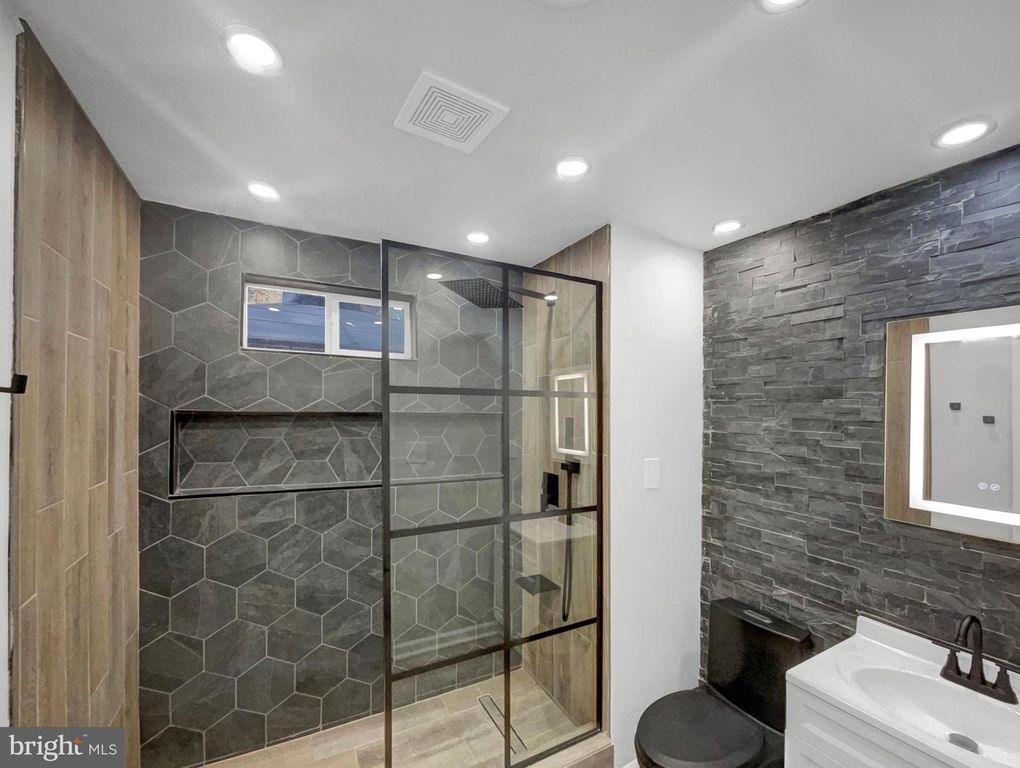 Image 24 of property listing at 1101 PINE LN, Accokeek, MD 20607