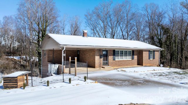 335 Eastview Place NW, Lenoir, NC 28645