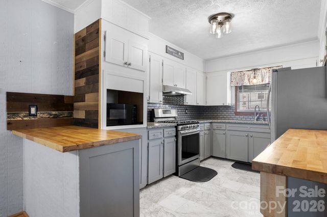 335 Eastview Place NW, Lenoir, NC 28645