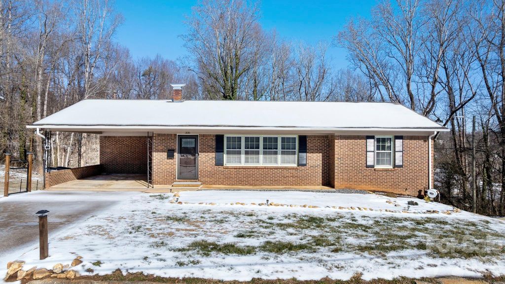 335 Eastview Place NW, Lenoir, NC 28645