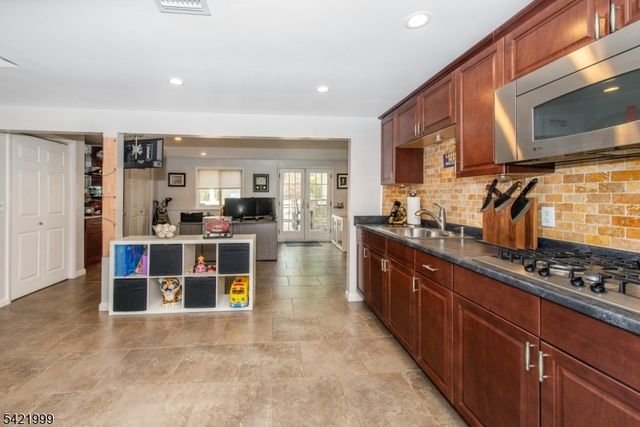 6 Melissa Dr, Totowa Boro, NJ 07512