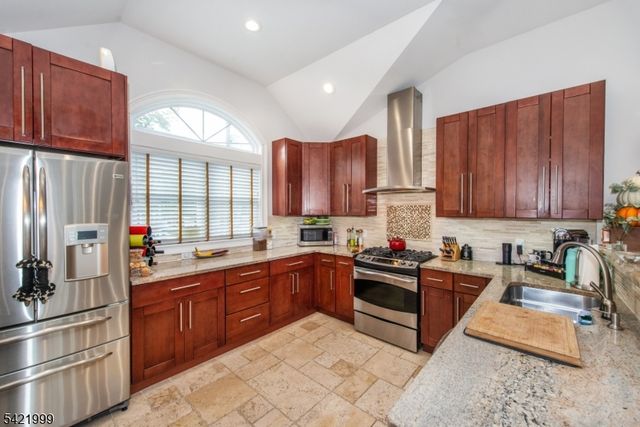 6 Melissa Dr, Totowa Boro, NJ 07512