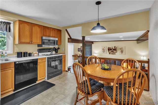 52 Candy Ln, Orchard Park, NY 14127