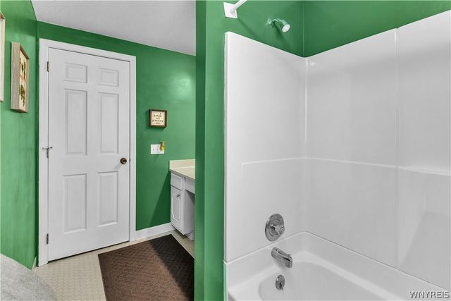 52 Candy Ln, Orchard Park, NY 14127