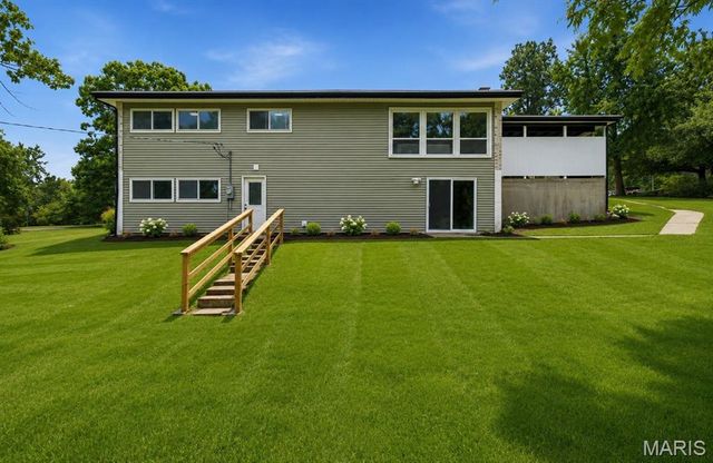 2431 Trossock Lane, Kirkwood, MO 63122