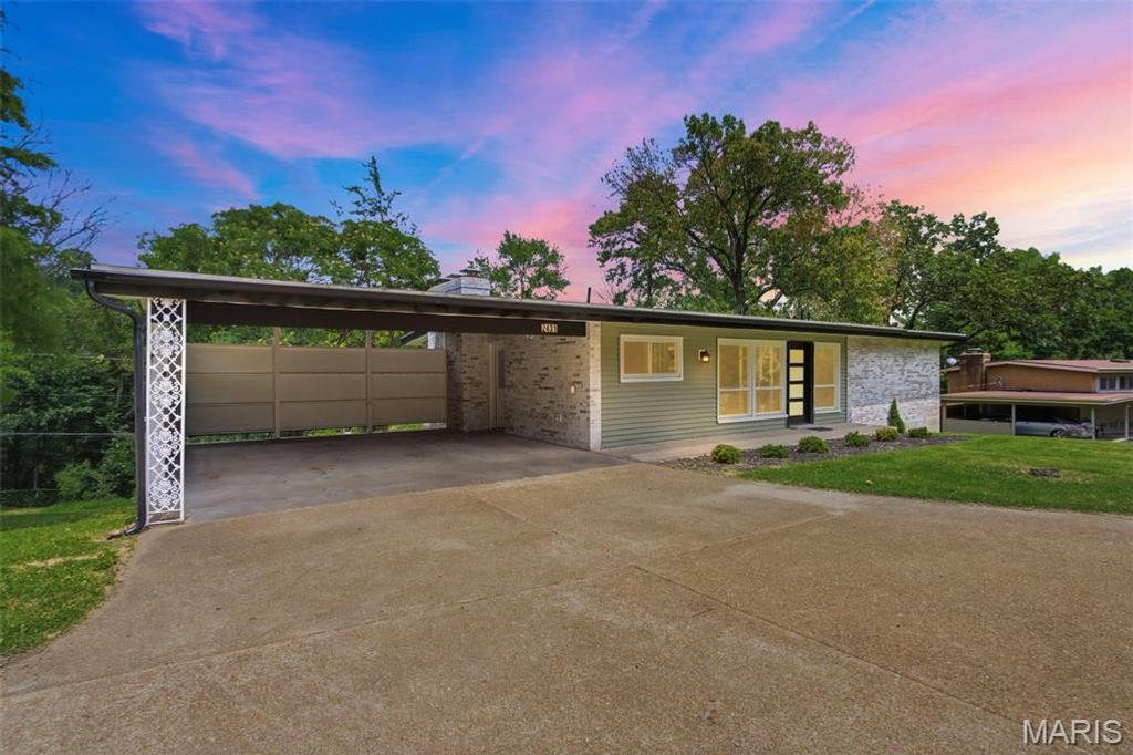 2431 Trossock Lane, Kirkwood, MO 63122