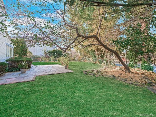 14 Nirvana Avenue, Great Neck, NY 11023