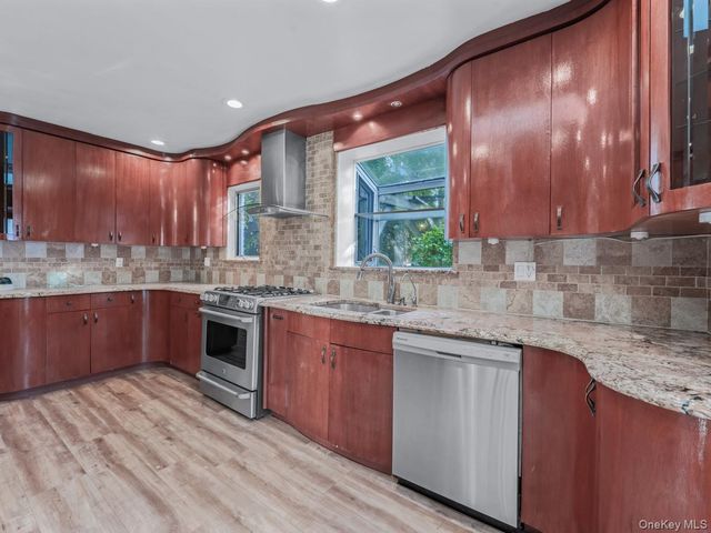 14 Nirvana Avenue, Great Neck, NY 11023