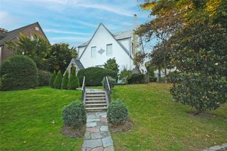 14 Nirvana Avenue, Great Neck, NY 11023