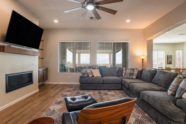 1720 Mount Hood Trail NW, Albuquerque, NM 87120