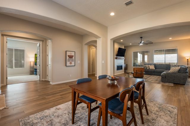 1720 Mount Hood Trail NW, Albuquerque, NM 87120