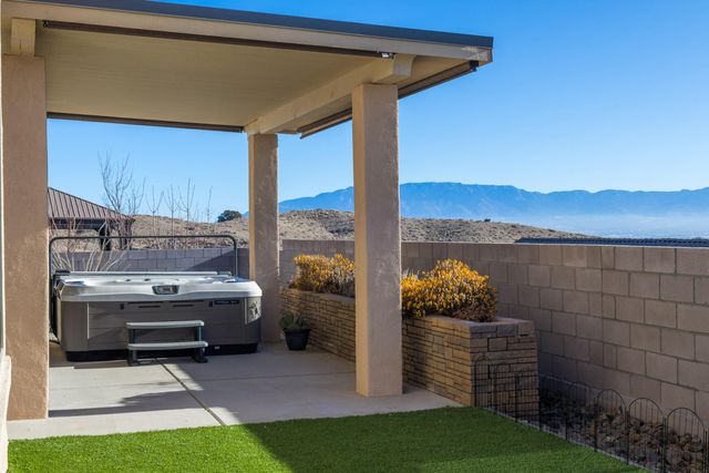 1720 Mount Hood Trail NW, Albuquerque, NM 87120