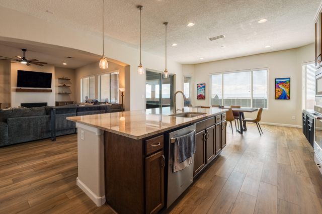 1720 Mount Hood Trail NW, Albuquerque, NM 87120