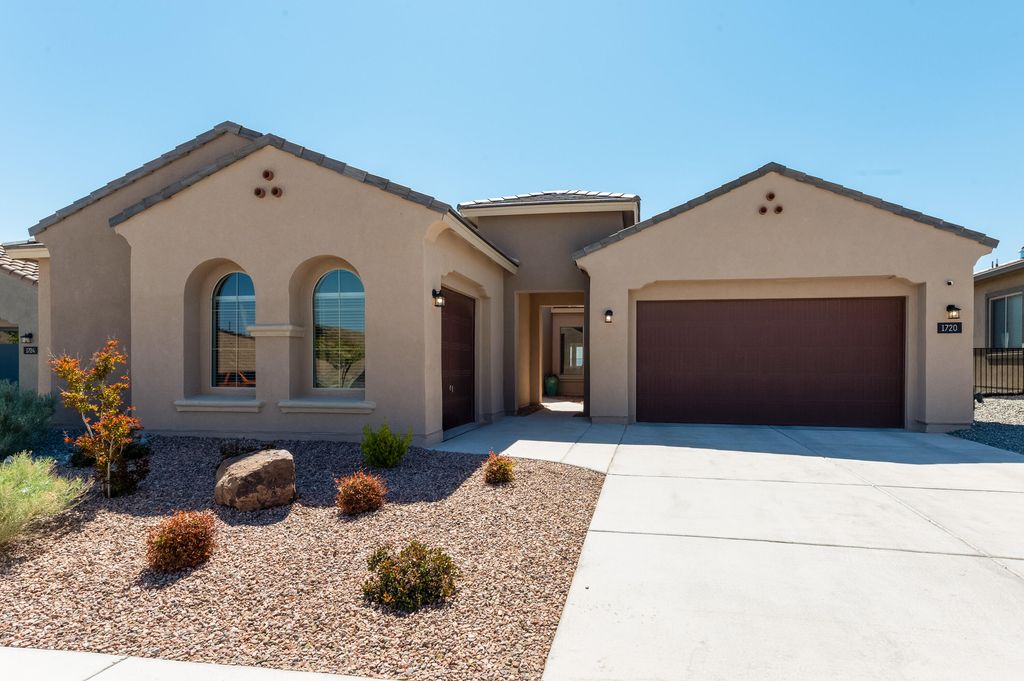 1720 Mount Hood Trail NW, Albuquerque, NM 87120