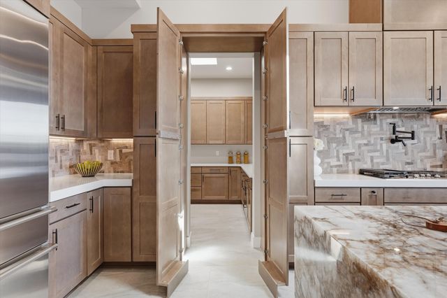 128 Los Ranchos Road NW, Albuquerque, NM 87107
