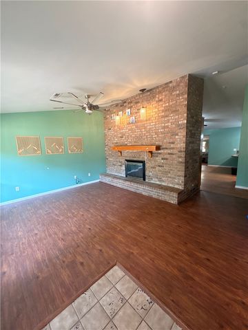 2642 Golden Oaks Drive, Fayetteville, AR 72703